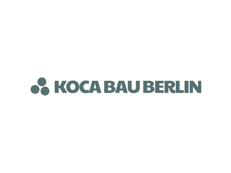 Logo von Koca Bau Berlin in blaugrün mit drei Punkten.